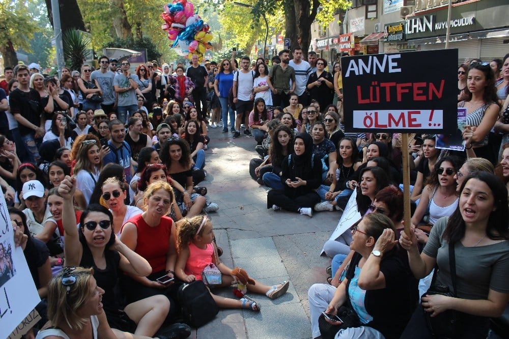 Kocaeli’de kızının gözleri önünde öldürülen Emine Bulut için gösteri düzenlendi 