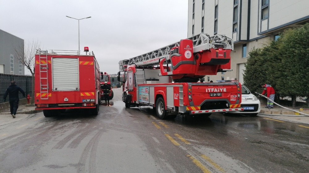 Kocaeli’de kompozit fabrikasında yangın 