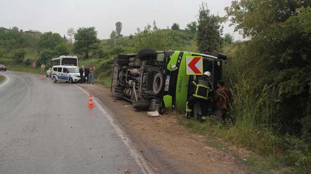 Kocaeli'de kontrolden çıkan özel halk otobüsü devrildi!