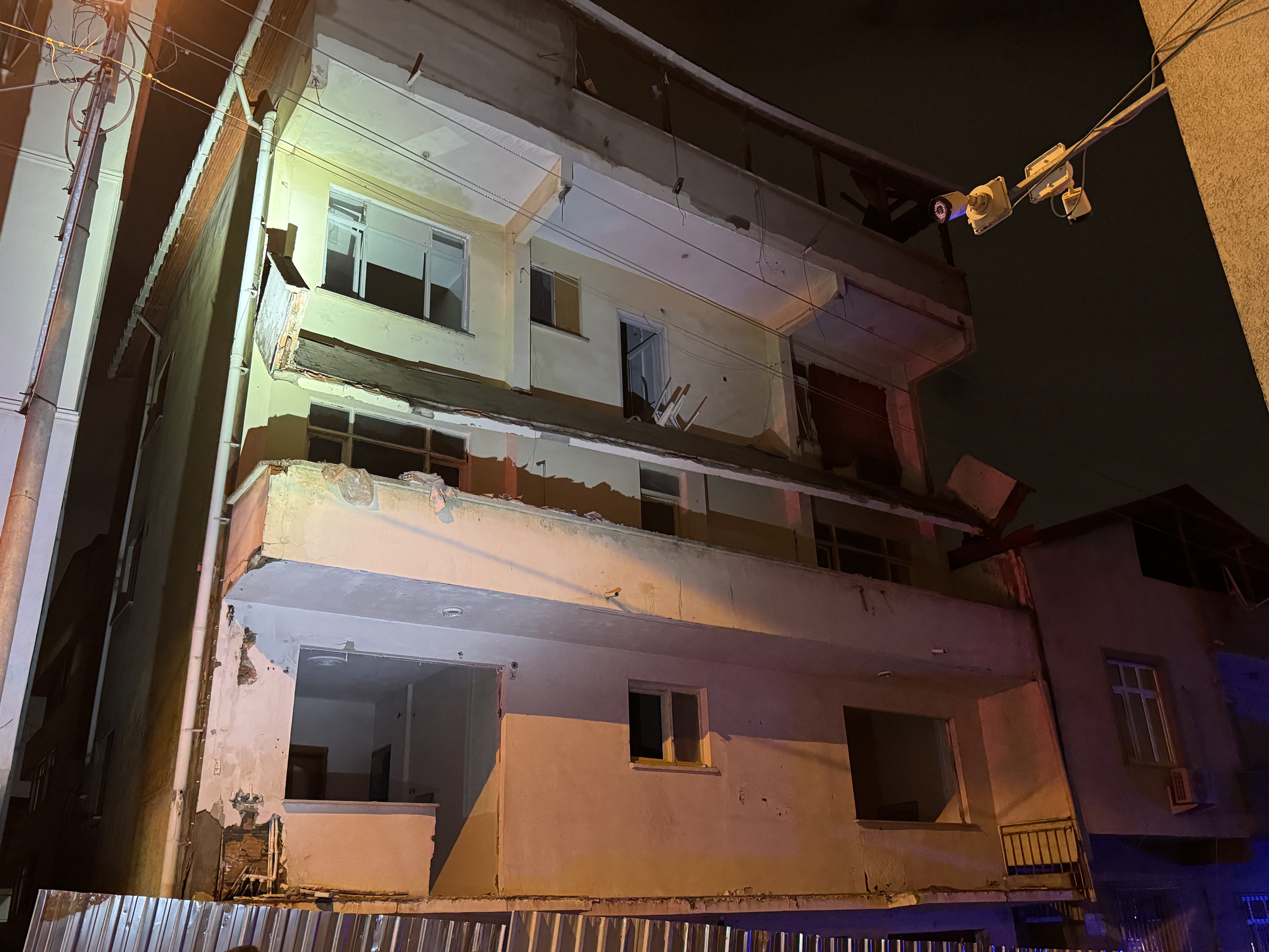 Kocaeli’de korkutan olay! 6 ay önce boşaltılan binanın balkonu çöktü