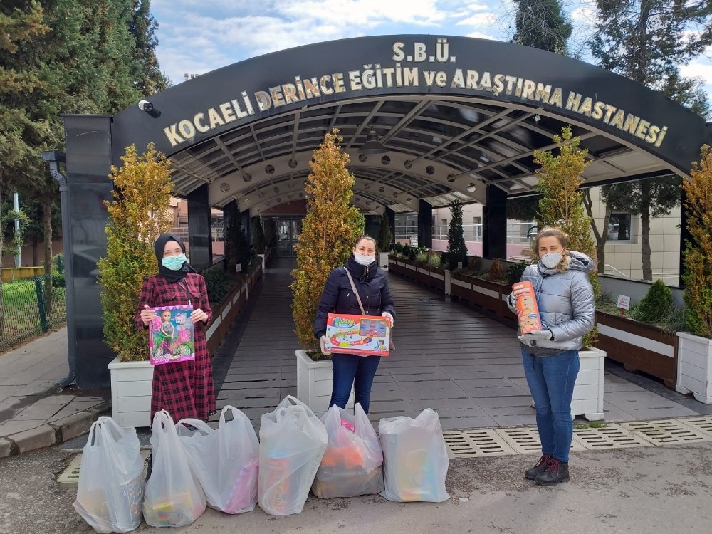 Kocaeli’de korona virüs tedavisi devam eden çocuklara oyuncak hediye edildi 