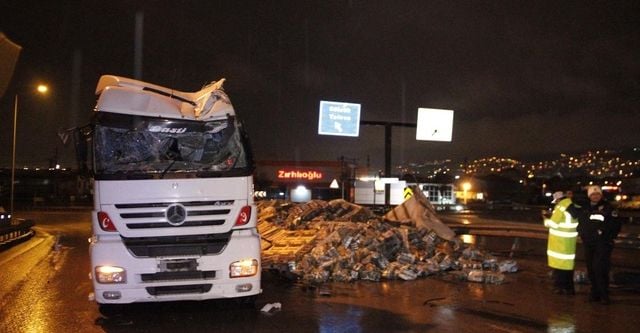Maden suyu yüklü TIR devrildi: 2 yaralı