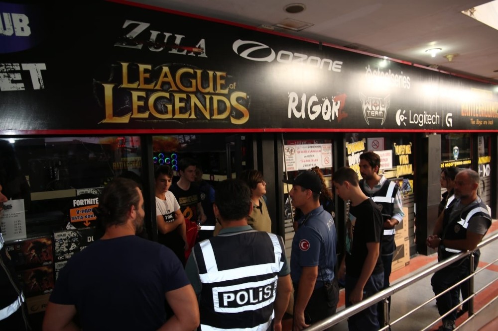 Kocaeli’de okul önü ve çevresinde yapılan uygulamada aranan 9 kişi yakalandı 