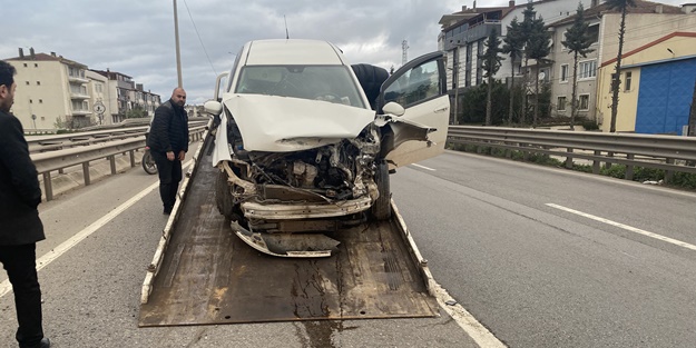 Kocaeli'de otomobil bariyerlere çarptı: Yaralılar var