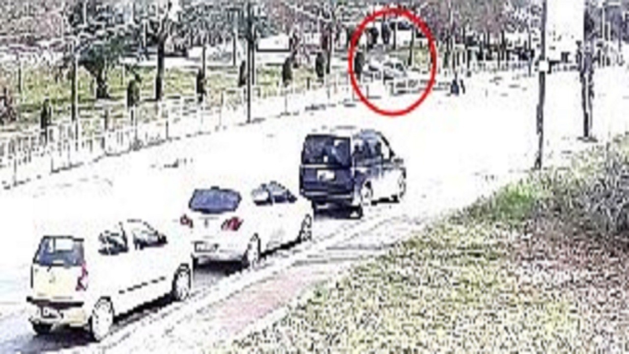 Kocaeli’de otomobil dereye uçtu