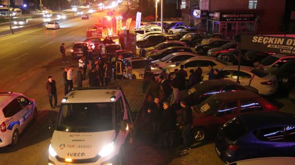 Kocaeli'de otomobil, oto galeriye daldı; 2 yaralı