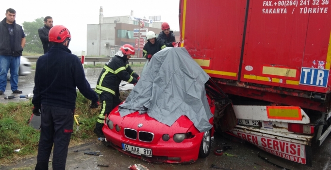 Kocaeli'de otomobil park halindeki TIR'a çarptı: 1 ölü, 1 yaralı