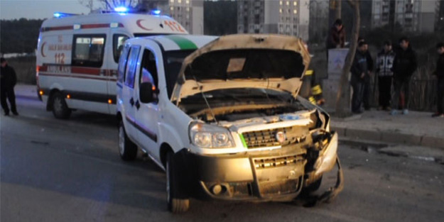 Otomobiller kafa kafaya çarpıştı