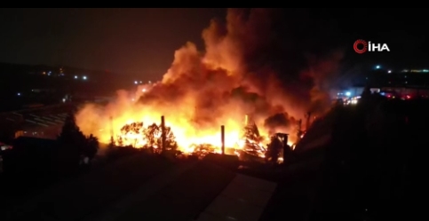 Kocaeli'de palet fabrikasındaki yangın böyle görüntülendi