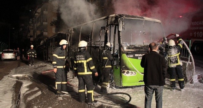 Kocaeli'de park halinde yanan iki midibüste kundaklama şüphesi