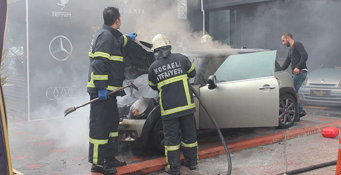 Kocaeli’de park halindeki otomobil alev aldı