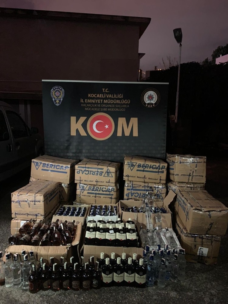 Kocaeli’de polisin durdurduğu araçtan 765 şişe kaçak alkol çıktı 