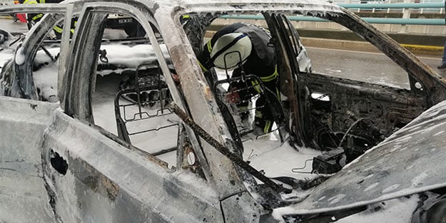 Kocaeli’de seyir halinde olan otomobil alev alev yandı