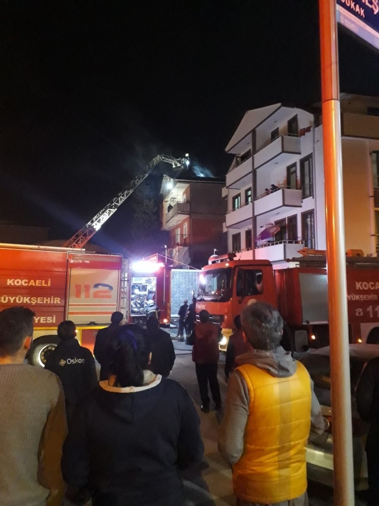 Kocaeli’de şiddetli rüzgar ağaçları devirdi çatıları uçurdu 