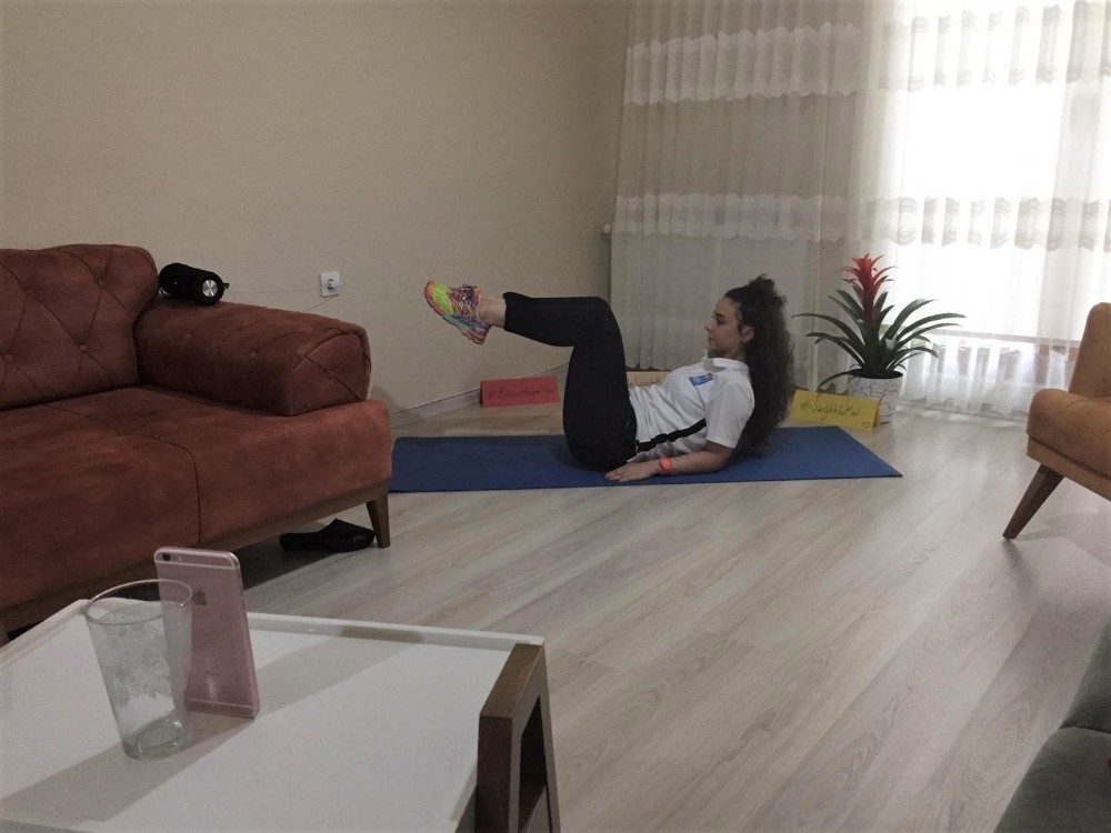 Kocaeli’de sokağa çıkmayan kadınlar evde spor yapıyor 