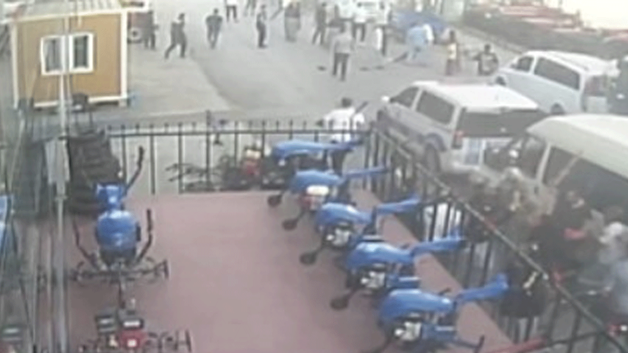 Kocaeli'de sokak savaşı kameraya yansıdı! Ellerine ne geçerse fırlattılar!