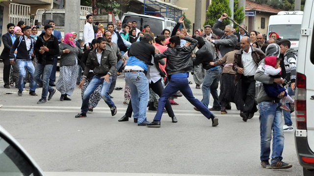 Kocaeli'de tekme yumruk taş ve sopalar havada uçuştu