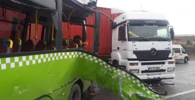 Kocaeli'de TIR özel halk otobüsüne çarptı: 9 kişi yaralı