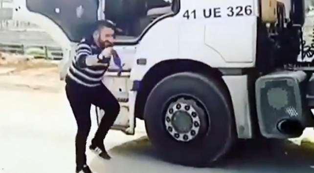 Kocaeli’de TIR şoförü seyir halindeki araçtan inip yol ortasında halay çekti