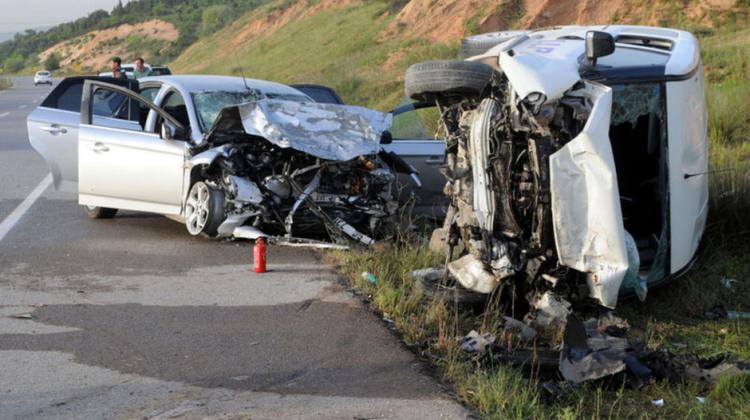 Kocaeli'de trafik kazası: 2 ölü, 1 yaralı