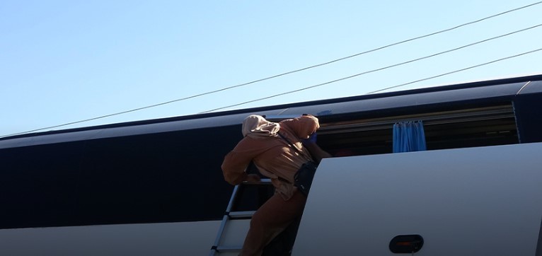 Kocaeli'de tur otobüsü yan yattı: 43 kişi otobüste mahsur kaldı!