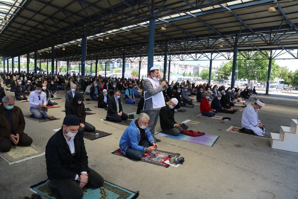 Kocaeli’de vatandaşlar cuma namazı için belirlenen alanlara akın etti 