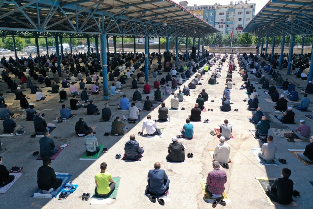Kocaeli’de vatandaşlara Cuma namazında 20 bin maske dağıtıldı 
