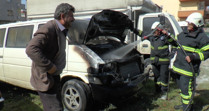 Kocaeli'de yanan aracını gözyaşları içinde izledi