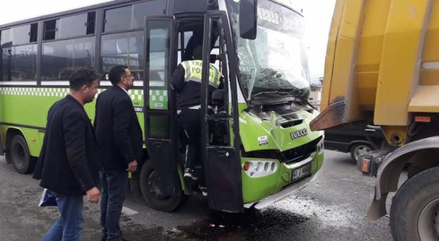 Kocaeli'de yolcu midibüsü TIR'a çarptı: 8 kişi yaralı