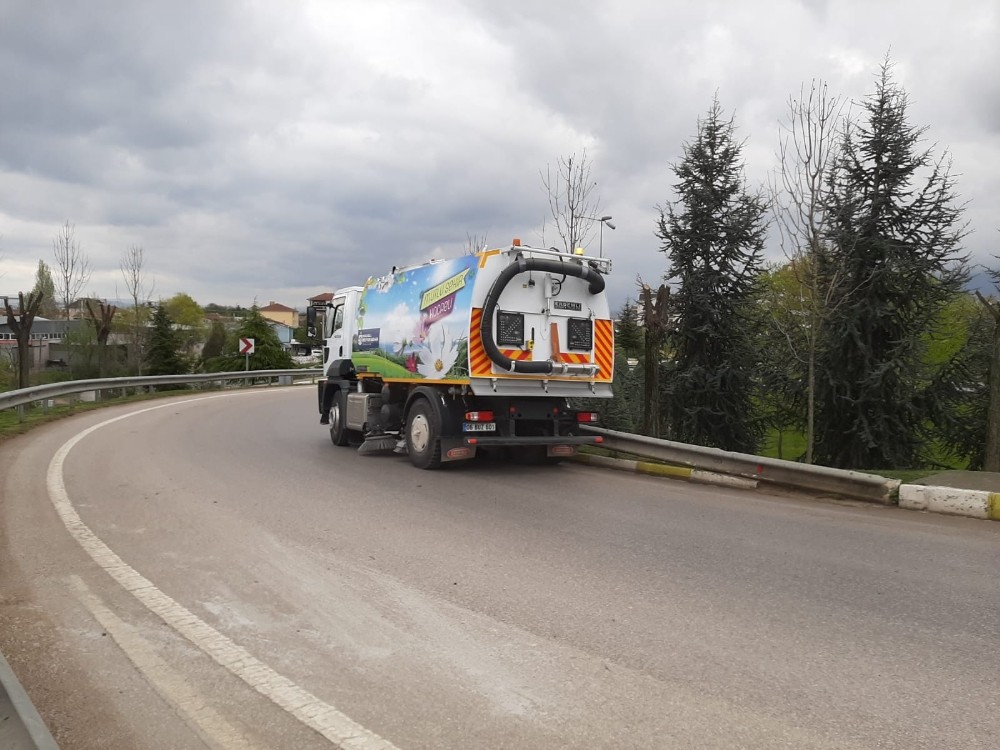 Kocaeli’de yollar düzenli olarak temizleniyor 
