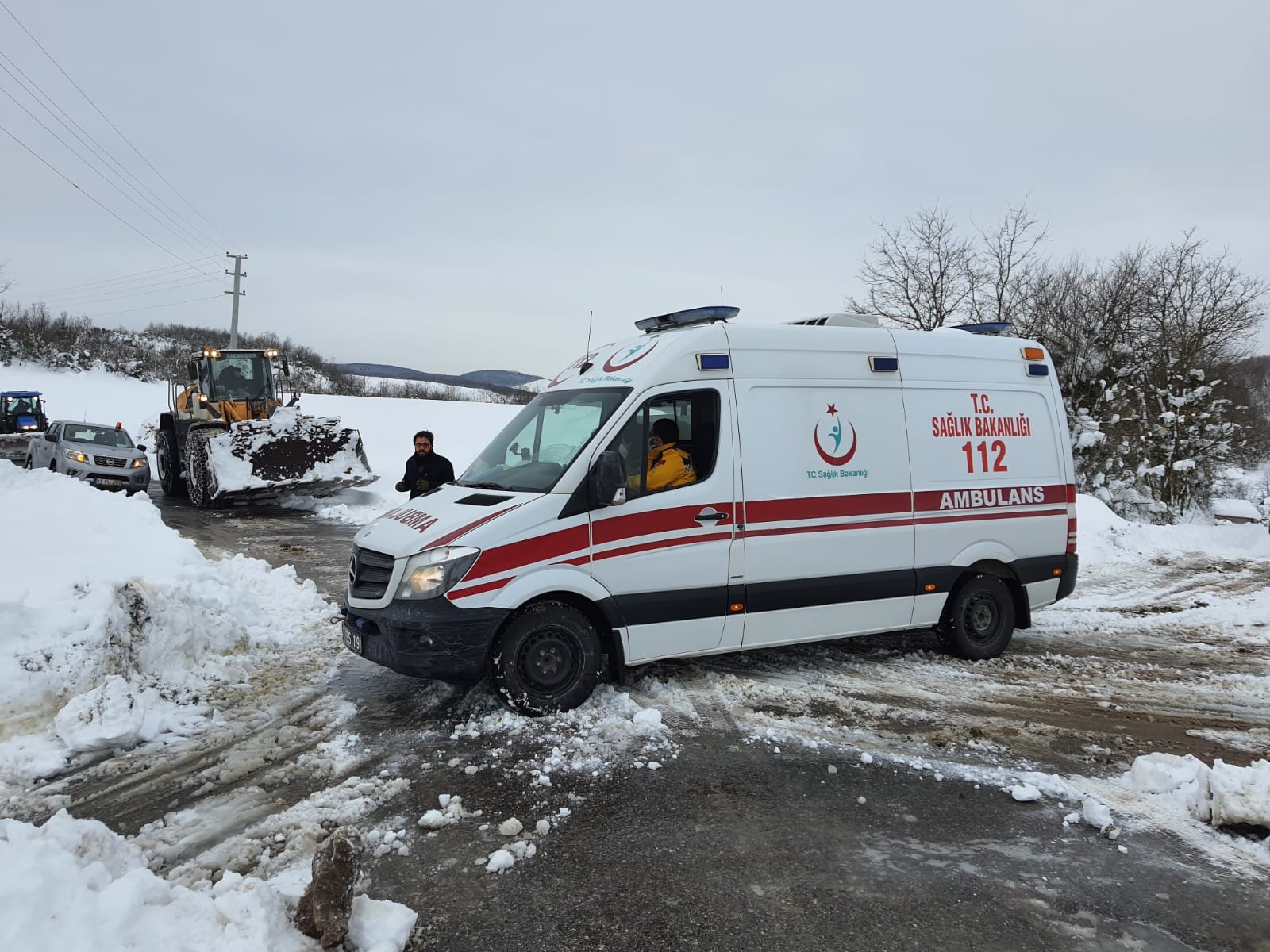 Yolu kardan kapanan mahalledeki hasta için ekipler seferber oldu