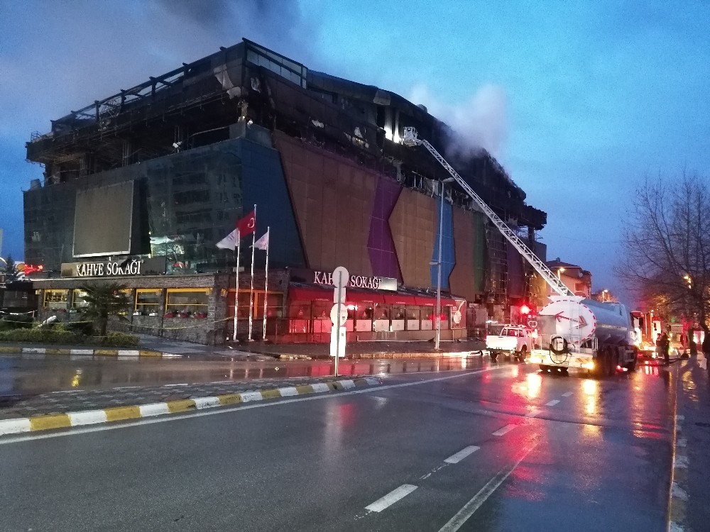 Kocaeli’deki AVM yangınında havanın aydınlanmasıyla hasar gün yüzüne çıktı 