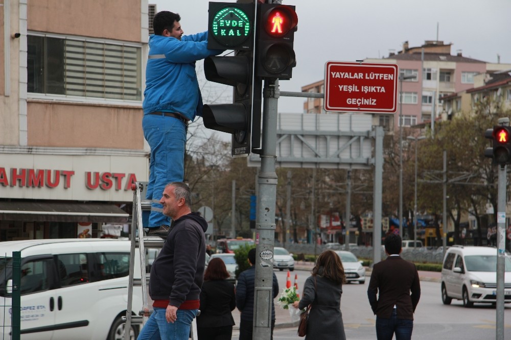 Kocaeli’deki trafik ışıklarıyla ’evde kal’ mesajı verildi 