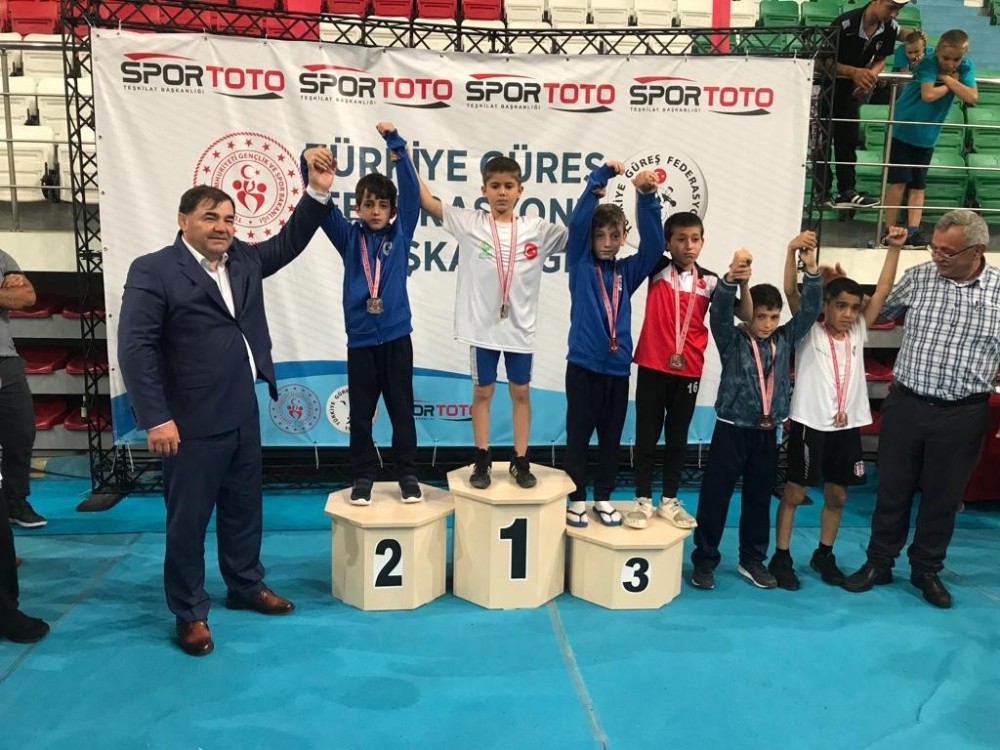 Kocaelili minik güreşçiler Türkiye 3.’sü oldu 