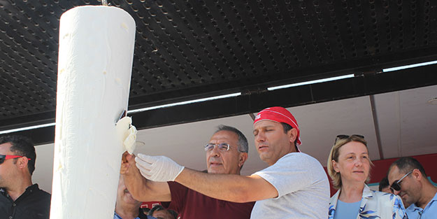 Kocaelililer dondurmaya doydu! 1 ton Maraş dondurması bedavaya dağıtıldı
