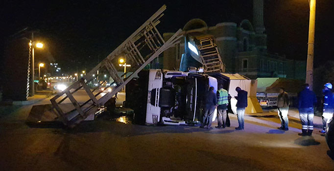 Kocaeli'nde damperi açık unutunca tabela yıkıldı, kamyon devrildi
