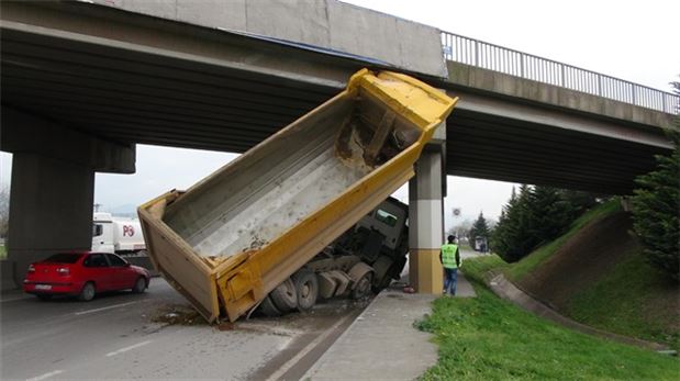 Kocaeli'nde damperi açılan kamyon köprüye çarptı