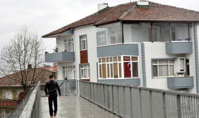 Kocaeli'nde ev görünüyor dedi üstgeçide yıkım kararı çıkarttı