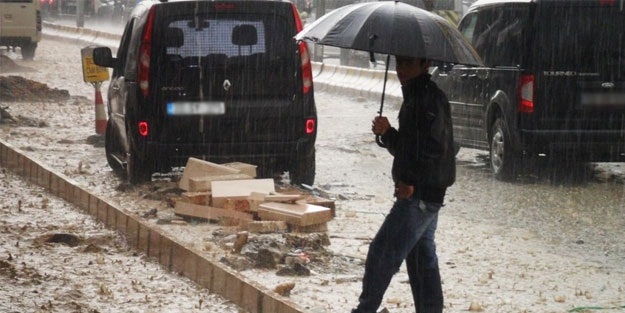 Kocaeli'nde istinat duvarı çöktü