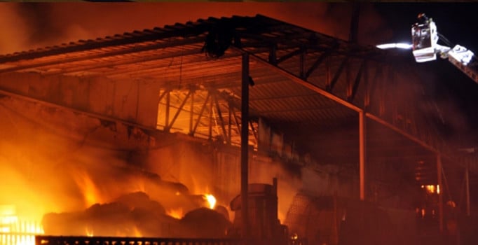 Kocaeli'nde kağıt deposunda büyük yangın çıktı