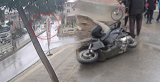 Kocaeli'nde kamyonet, motosiklete çarptı; 2 kardeşten biri öldü, diğeri yaralandı