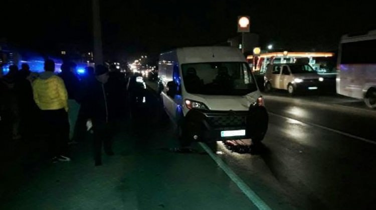 Kocaeli'nde minibüsün çarptığı iki genç yaralandı