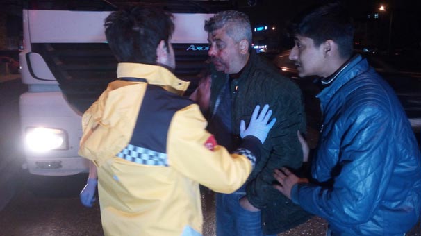 Kocaeli’nde yaralı sürücü sigara yakarak tedavi olmamak için direndi