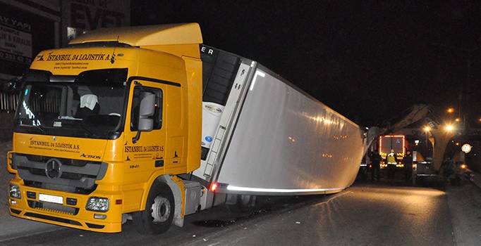 Kocaeli'nde yolu kapatan TIR trafiği kitledi