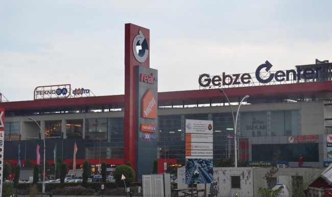 Kocaeli'nde yürüyen merdivene kolu sıkıştı