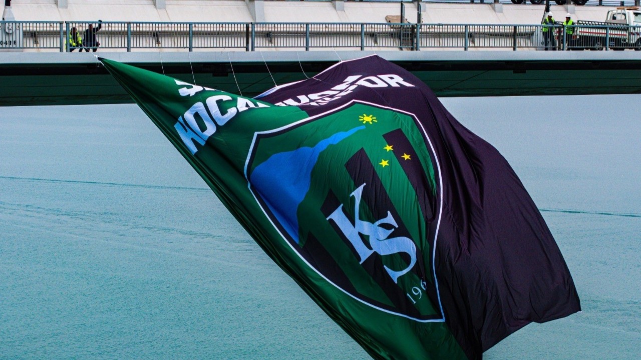 Kocaelispor bayrağı Osmangazi Köprüsü'nde dalgalandı