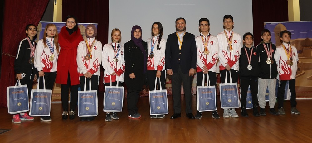 Kocaispir şampiyonları ödüllendirdi 