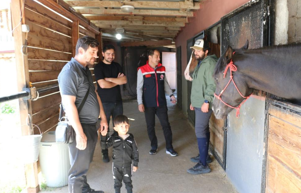 Koçaker, atlı spor kulübünde incelemelerde bulundu