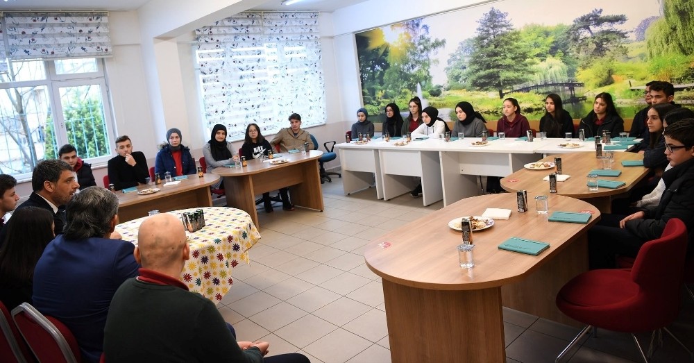 Kocaman gençlerle buluşmaya devam ediyor 
