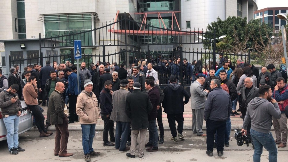 Kocamaz yanlıları adliye önünde toplandı 